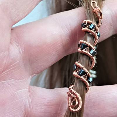 funkelnde Zopfperle handgewebt bronze kupfer handmade Haarschmuck schwarz gothic wirework handgemacht