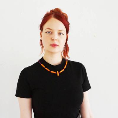 UNIKAT Halskette mit orangen Holz-Zylindern und blau-pinken Band, Erzgebirgisches Kunsthandwerk