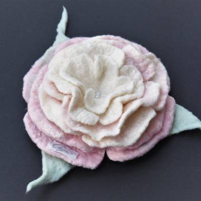 Wunderschöne große Dekofilzblüte in zarten Pastelltönen aus feinster Wolle und Seide gearbeitet