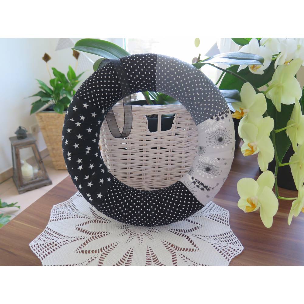Türkranz schwarz grau ganzjährig Kranz Deko Landhaus Patchwork Wanddeko Einzelstück
