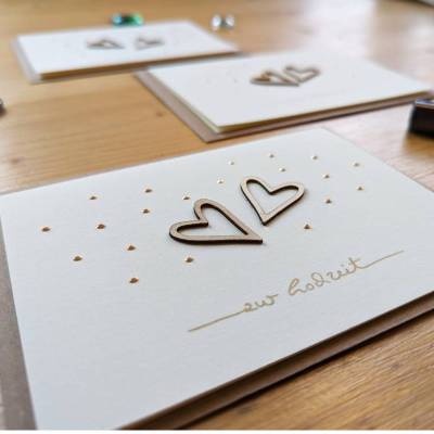 Karte "Zur Hochzeit" mit Holzherzen