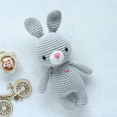 Kuscheltier Häkelhase Mini – Handgemachtes Häschen aus Baumwolle in Hellgrau