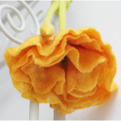 GROSSE DEKORATIONSBLÜTE * IN GELB/ORANGE * MIT LANGEM STIL * ZUR AUFHÄNGUNG * TISCHDEKORATION * 100 % WOLLE