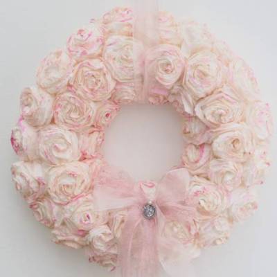 Türkranz mit zartrosa Blüten und feinem Band; Produkt #904885