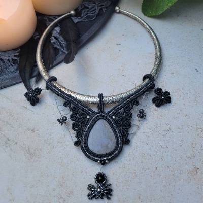 Makramee Choker "Netz der Spinne" mit Silberobsidian und silbernem Messing-Halsreif