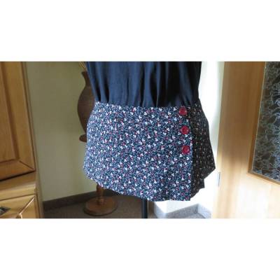 Schöner Hüftschmeichler / Shirtverlängerung / Minirock , Schwarz mit Blümchenmuster