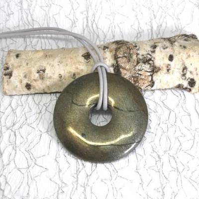 Glänzender Pyrit, großer Donut (50 mm), mit Echtlederkette