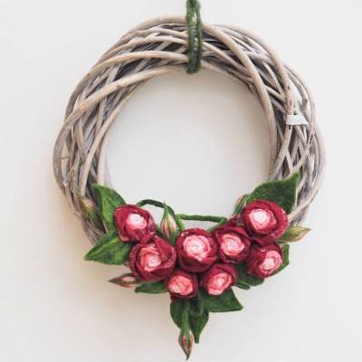 Wunderschöner Türkranz mit handgearbeiteten Rosenblüten; Produkt #904898