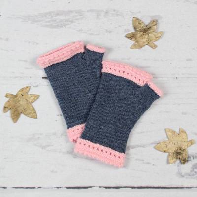 Gestrickte Armstulpen mit Daumenloch aus Wolle | blau & rosa