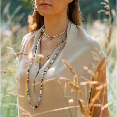 Handgefädelte Kette aus Aquamarin Mix, mit Silber.