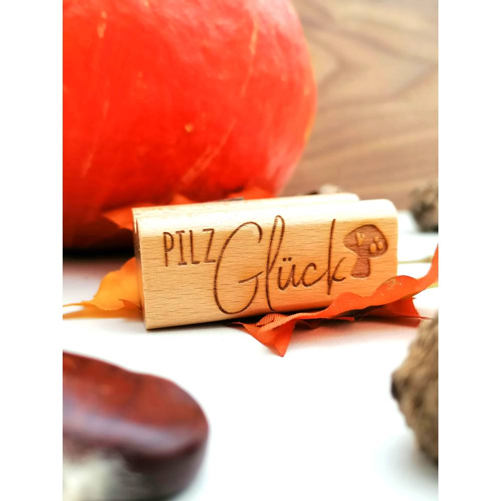 kleiner Stempel "Pilzglück" für herbstliche Geschenkideen, Etiketten oder Anhänger Bild 2