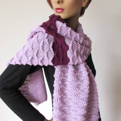 Gestrickter Wollschal mit Strukturmuster in Lila-Violett,  Winterschal für Frauen, Unikat Strickmode, Weihnachtsgeschenk