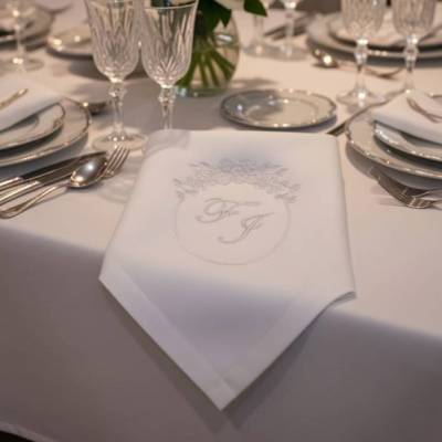 Edle Stoffservietten mit Monogramm