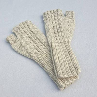 Armstulpen Pulswärmer Naturfarbe handgestrickt mit Zopfmuster & Daumen