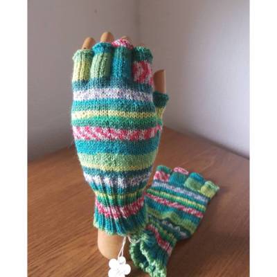 Modische , handgestrickte Marktfrauenhandschuhe 