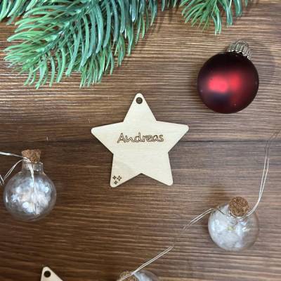 Personalisierter Geschenkanhänger Sternform mit Wunschname – Geschenk aus Birkensperrholz