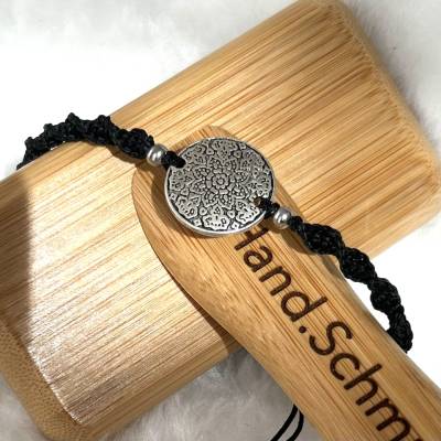 Handgeknotetes Armband, Makramee, Metallornament, größenverstellbar