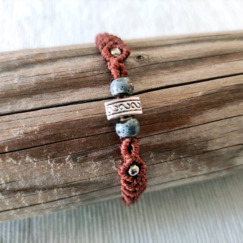zierliches Makramee Armband in braun mit Metallperlen und Keramikperlen Bild 1
