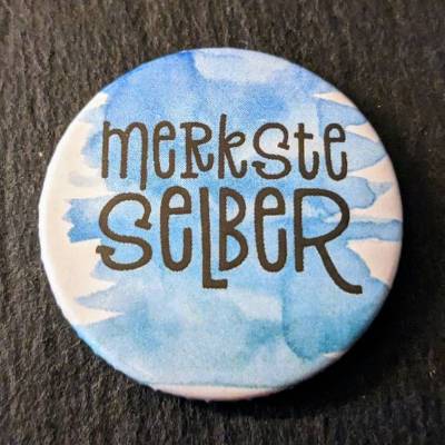 Spruch "Merkste selber" als Button, Magnet, Taschenspiegel, Flaschenöffner, mit Saugnapf oder Kroko-Clip