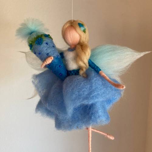 kleine blaue Schultütenfee, Filzfee, Waldorfinspirierte Filzelfe mit Schultüte, Filzfee aus Märchenwolle, Ooakdoll, Filz