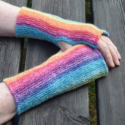 Armstulpen mit Daumenloch handgestrickt Regenbogen Wolle