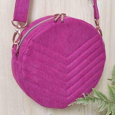 Runde Handtasche / Umhängetasche für Deinen Look! Velourstoff in Pink mit außergewöhnlichem Muster - Dein Unikat