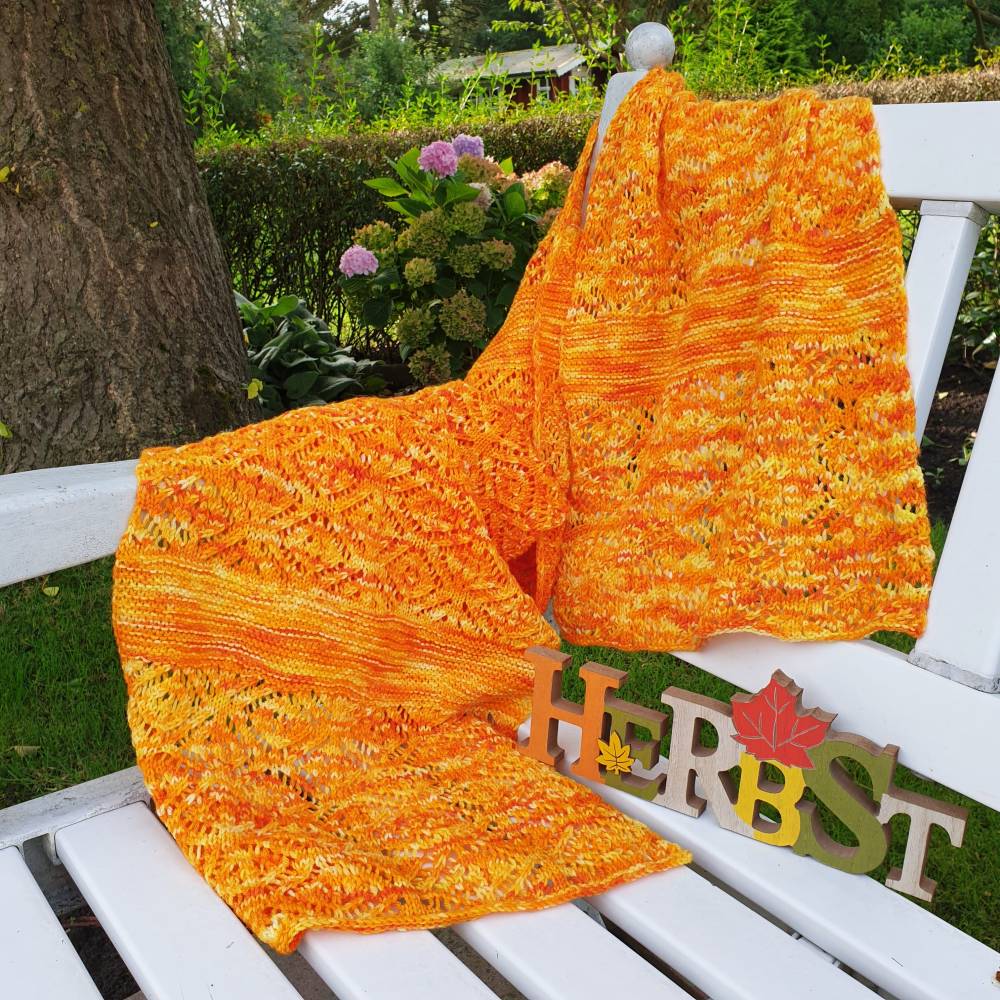 Handgestricktes Schultertuch Stola in warmen Gelbtönen – Unikat aus weicher Sockenwolle mit  Lacemuster, 36x192 cm Bild 1