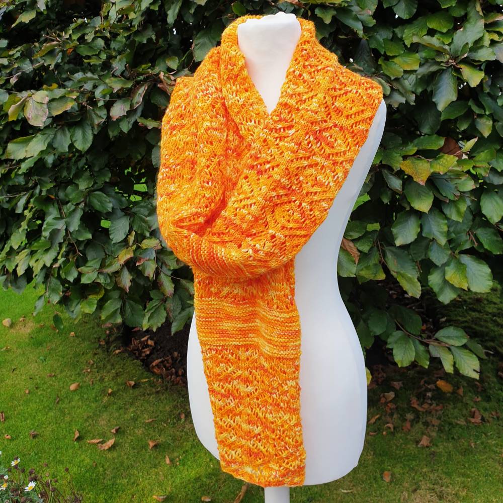 Handgestricktes Schultertuch Stola in warmen Gelbtönen – Unikat aus weicher Sockenwolle mit  Lacemuster, 36x192 cm Bild 4