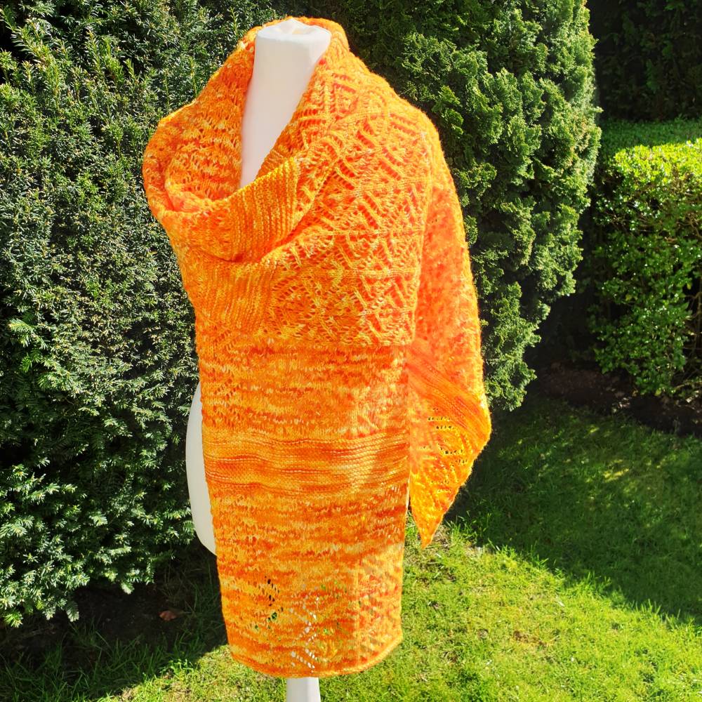 Handgestricktes Schultertuch Stola in warmen Gelbtönen – Unikat aus weicher Sockenwolle mit  Lacemuster, 36x192 cm Bild 5
