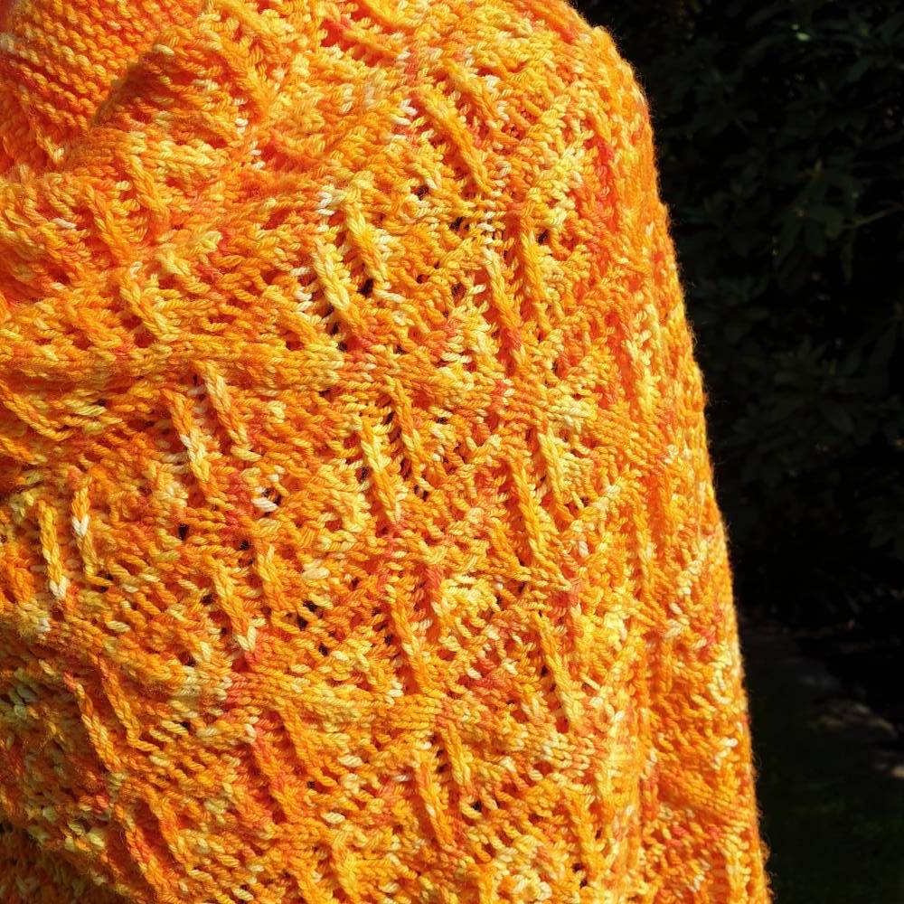 Handgestricktes Schultertuch Stola in warmen Gelbtönen – Unikat aus weicher Sockenwolle mit  Lacemuster, 36x192 cm Bild 6
