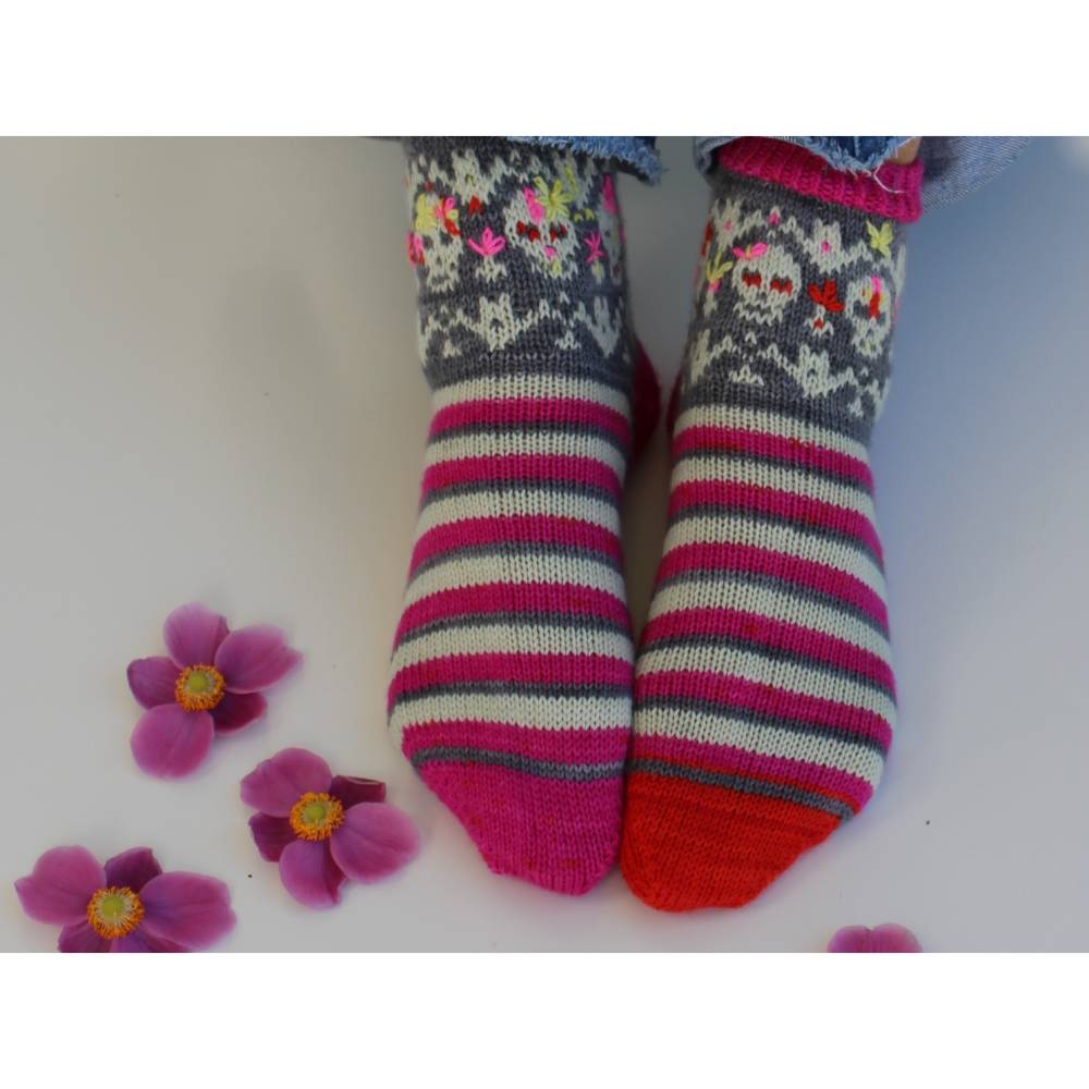 Anleitung: Dead Can Dance - Socken mit Totenkopf und Fledermaus Bild 1
