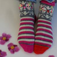 Anleitung: Dead Can Dance - Socken mit Totenkopf und Fledermaus