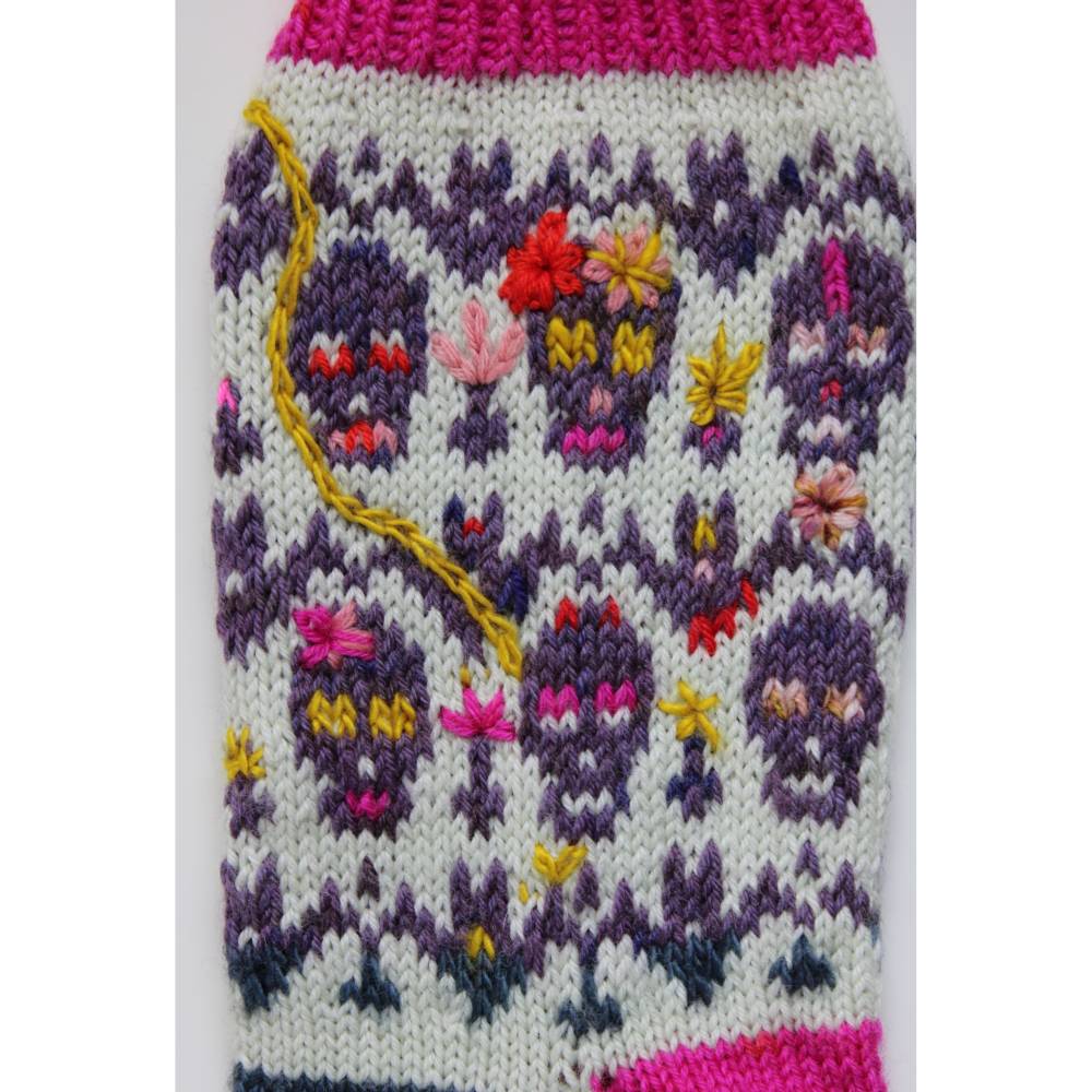 Anleitung: Dead Can Dance - Socken mit Totenkopf und Fledermaus Bild 5