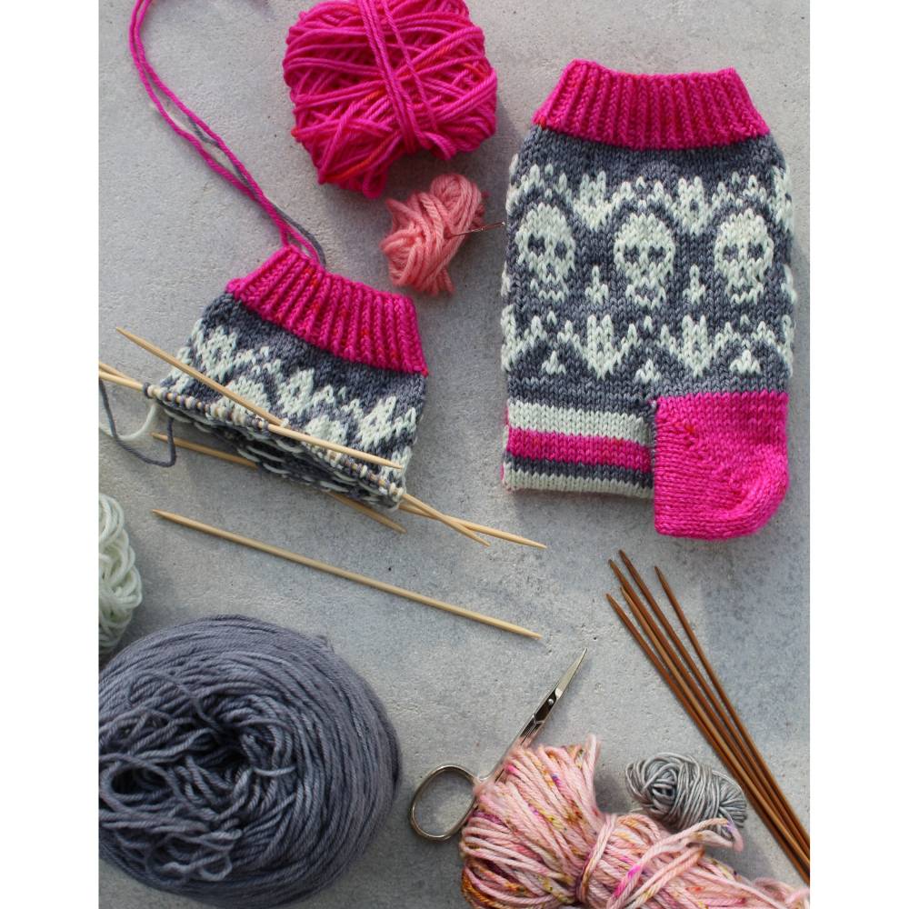 Anleitung: Dead Can Dance - Socken mit Totenkopf und Fledermaus Bild 8