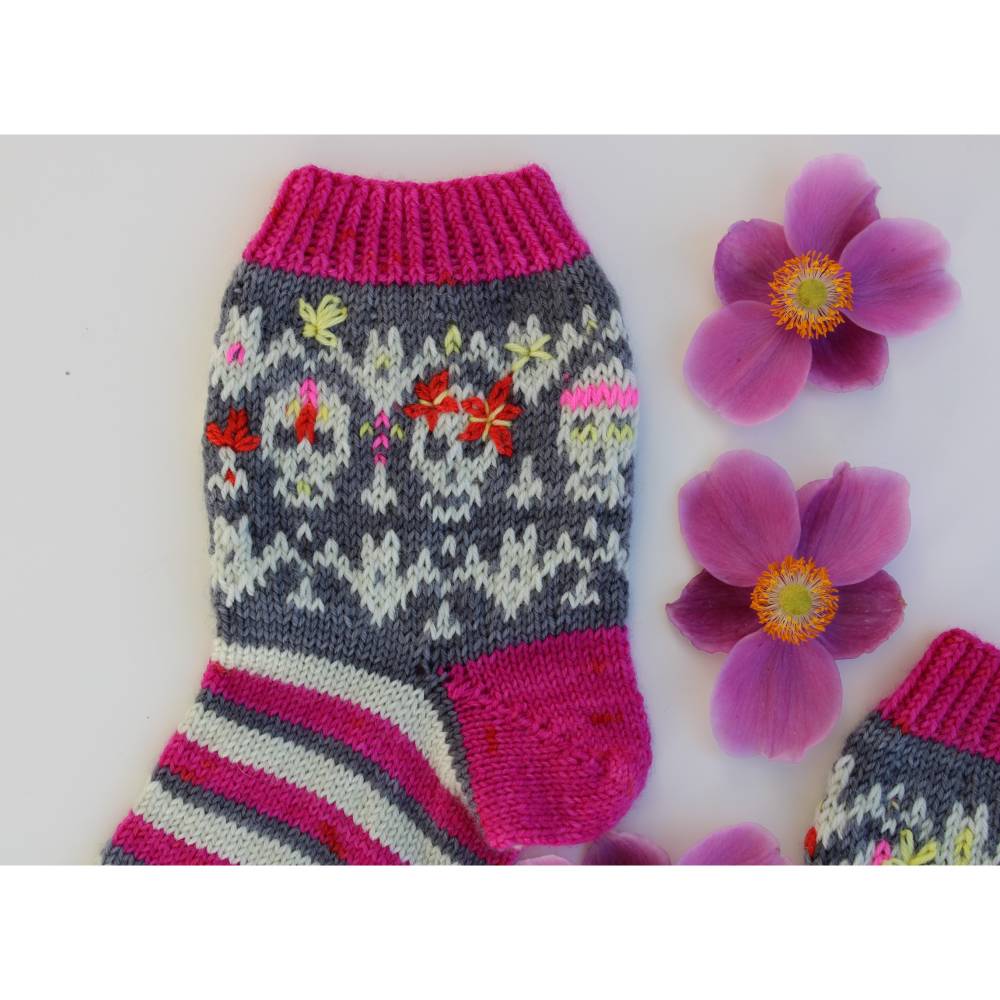 Anleitung: Dead Can Dance - Socken mit Totenkopf und Fledermaus Bild 9