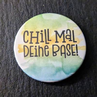 Spruch "Chill mal deine Base!" u.a. als Button, Magnet, Taschenspiegel, Flaschenöffner, mit Saugnapf oder Kroko-Clip