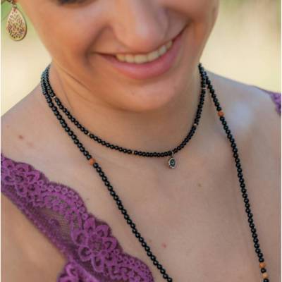 Von Hand gefädeltes Collier aus Onyx, mit Silber.