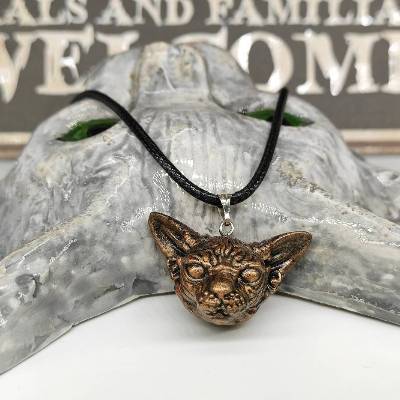 Halskette mit Sphynx Katze Anhänger aus Keramik, Gothic Schmuck, okkulte Halsschmuck