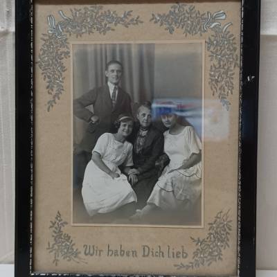 wunderschöner Holz - Bilderrahmen mit Familienfoto 1920 - Rückseite mit Historie