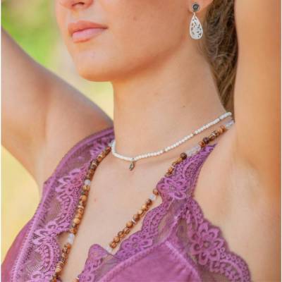 Von Hand gefädeltes Collier aus Kascholong mit Silber