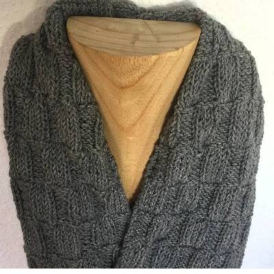 Schlauchschal Loopschal in grau im Strukturmuster handgestrickt von Hobbyhaus