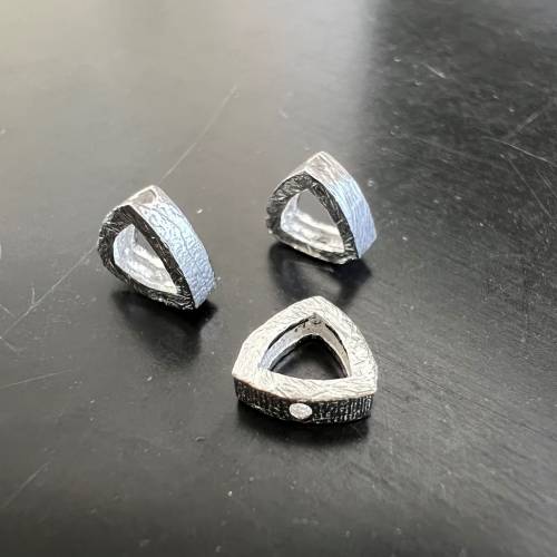 2 x Dreiecke aus 925-Silber, gebürstet - B47