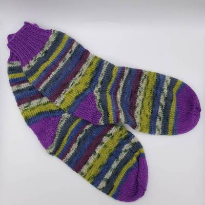 Gr. 40/41, Handgestrickte Wollsocken in  grün/lila, mit farblich (lila) abgesetzter Ferse, Bund und Spitze