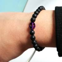 Elastisches Armband mit schwarzen Lavasteinperlen und Totenkopf