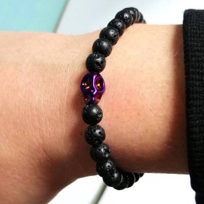 Elastisches Armband mit schwarzen Lavasteinperlen und Totenkopf
