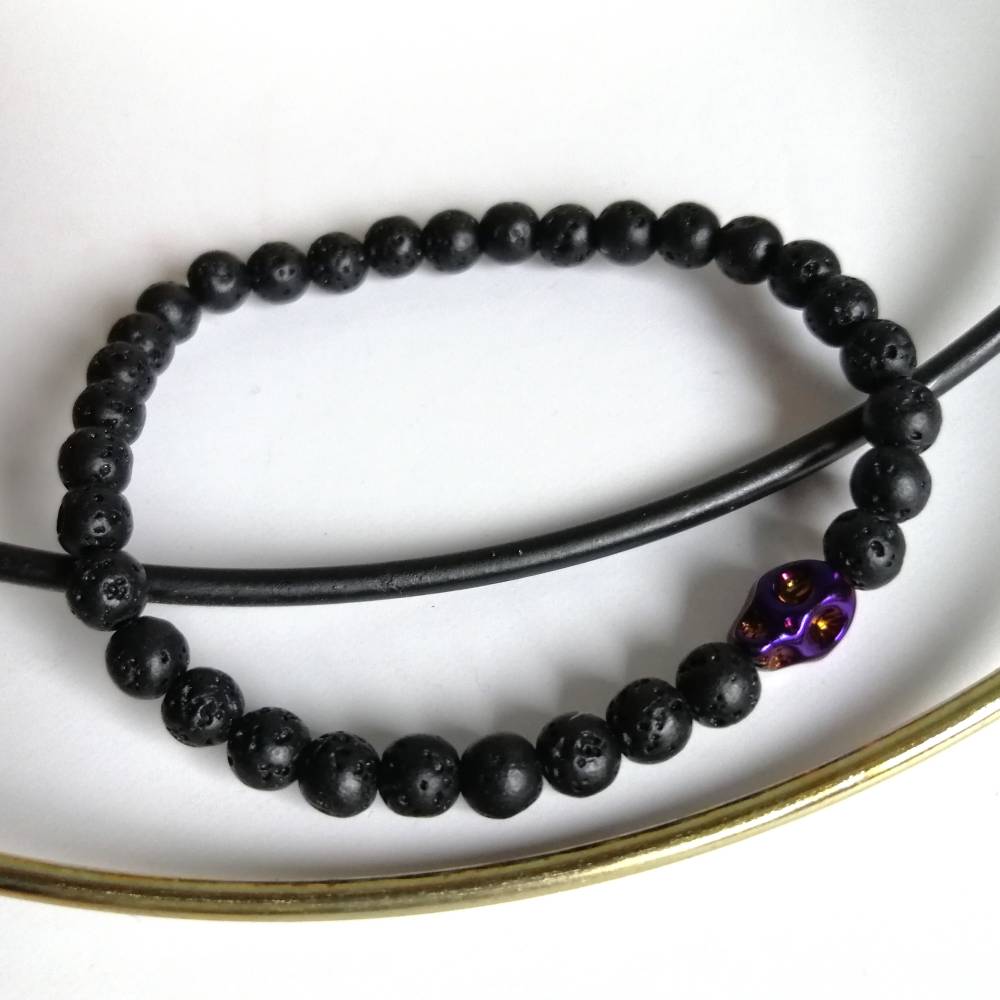 Elastisches Armband mit schwarzen Lavasteinperlen und Totenkopf Bild 2