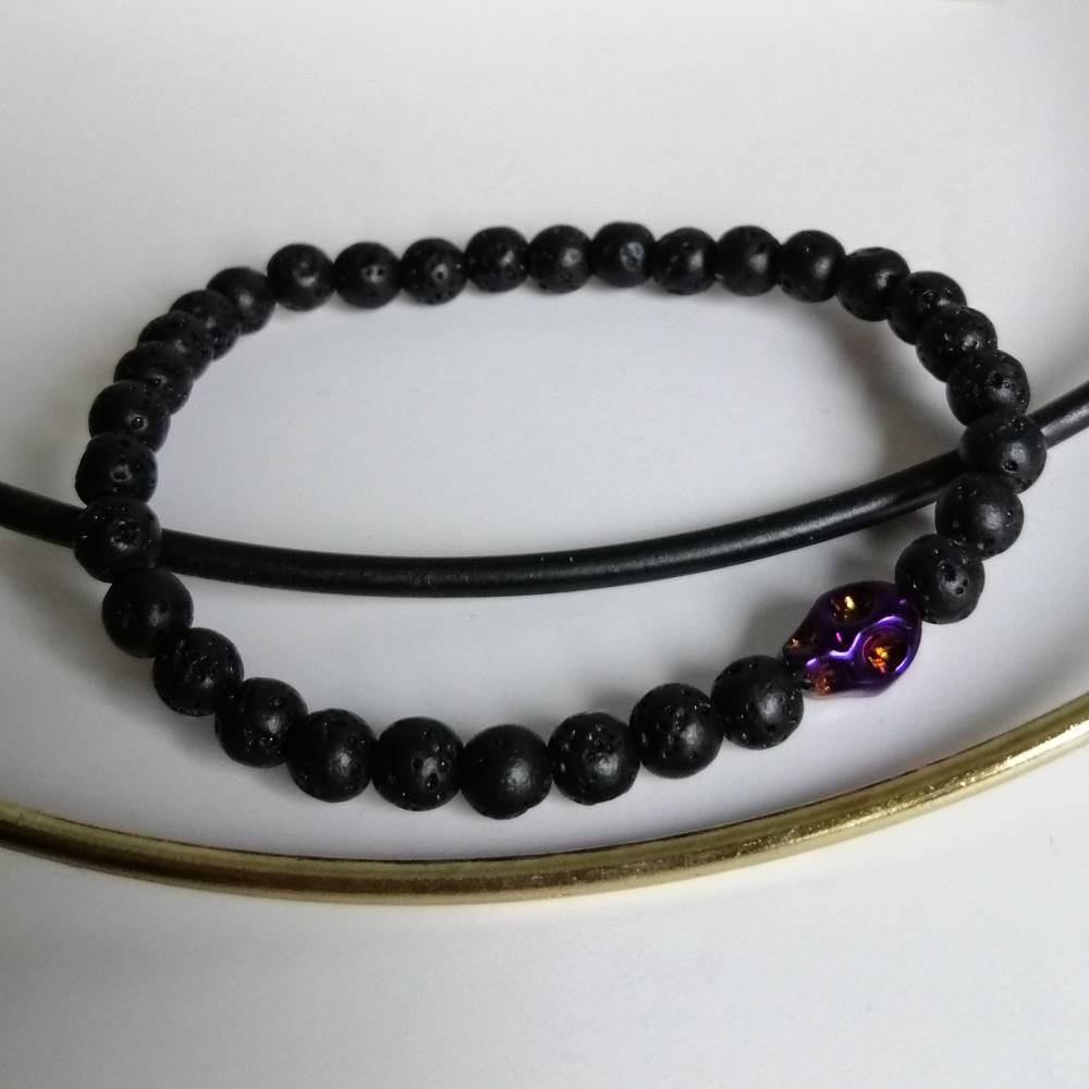 Elastisches Armband mit schwarzen Lavasteinperlen und Totenkopf Bild 3
