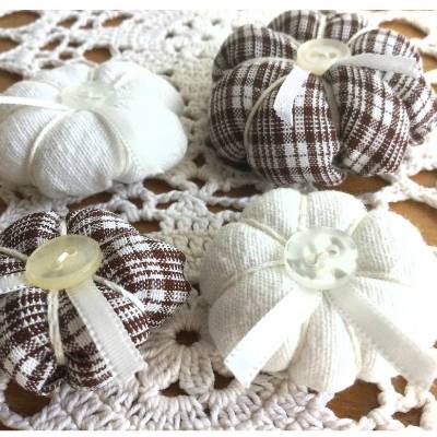 Kürbisse Stoffkürbisse Dekokürbisse 4er Set genäht in braun-beige-Caro und Creme