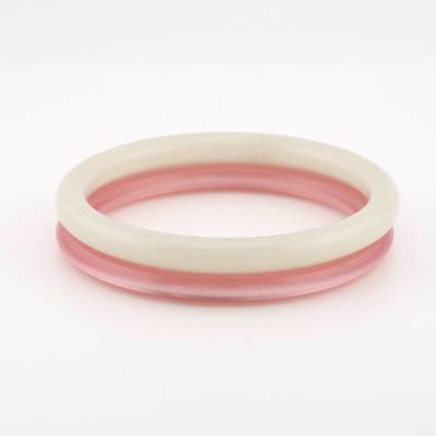 zwei Vintage Armreifen rund aus Kunststoff in weiß und Rosa mit Schimmer - Flippiger Damen Armschmuck 