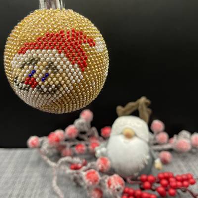 Weihnachtskugeln gehäkelt mit Baumwollgarn und kleinen Glasperlen 